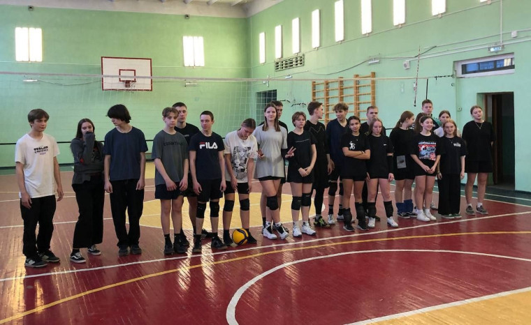 8 февраля в нашей школе прошли соревнования по волейболу среди учеников 8-11 классов.