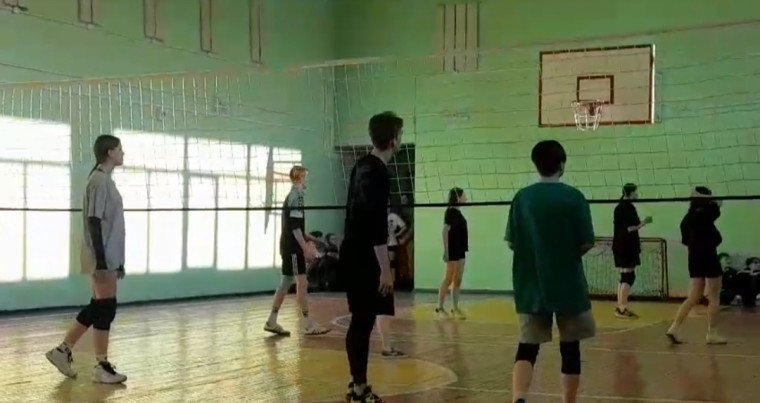 8 февраля в нашей школе прошли соревнования по волейболу среди учеников 8-11 классов.